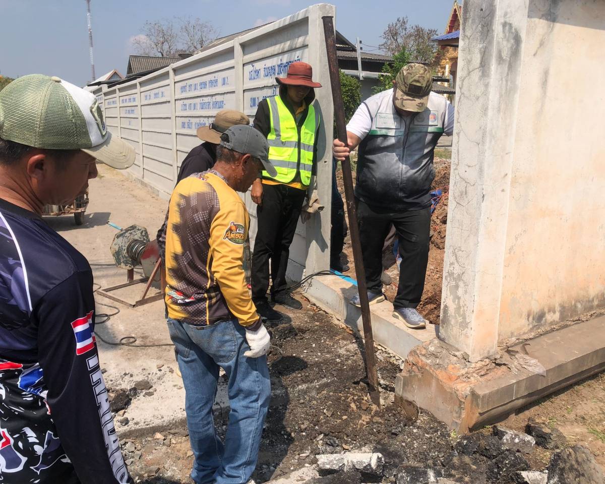 ลงพื้นที่กำกับดูแลการปฏิบัติงานของทีมงานกองช่างในการแก้ปัญหารางระบายน้ำ ซอยหลังวัดลุมพลีวัน ชุมชนบ้านถ่อน ม.2