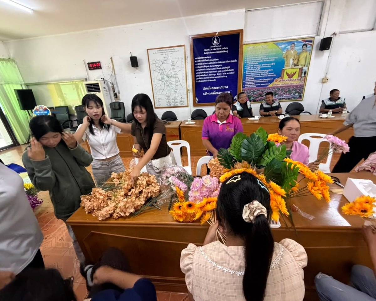 โครงการฝึกทักษะอาชีพ “ผูกผ้าและจัดดอกไม้เพื่องานพิธี สร้างสรรค์และสร้างรายได้”