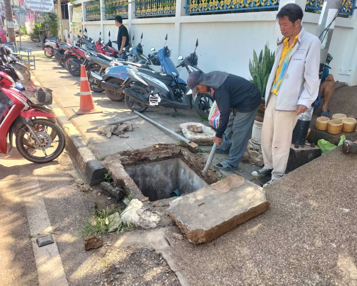 กองช่าง เทศบาลตำบลบ้านผือ ทำการเปลี่ยนฝาท่อระบายน้ำบริเวณทางเท้าหน้าคลินิคนายแพทย์สุนันท์ แมนเมือง เพื่อความปลอดภัยของผู้สัญจรไปมา